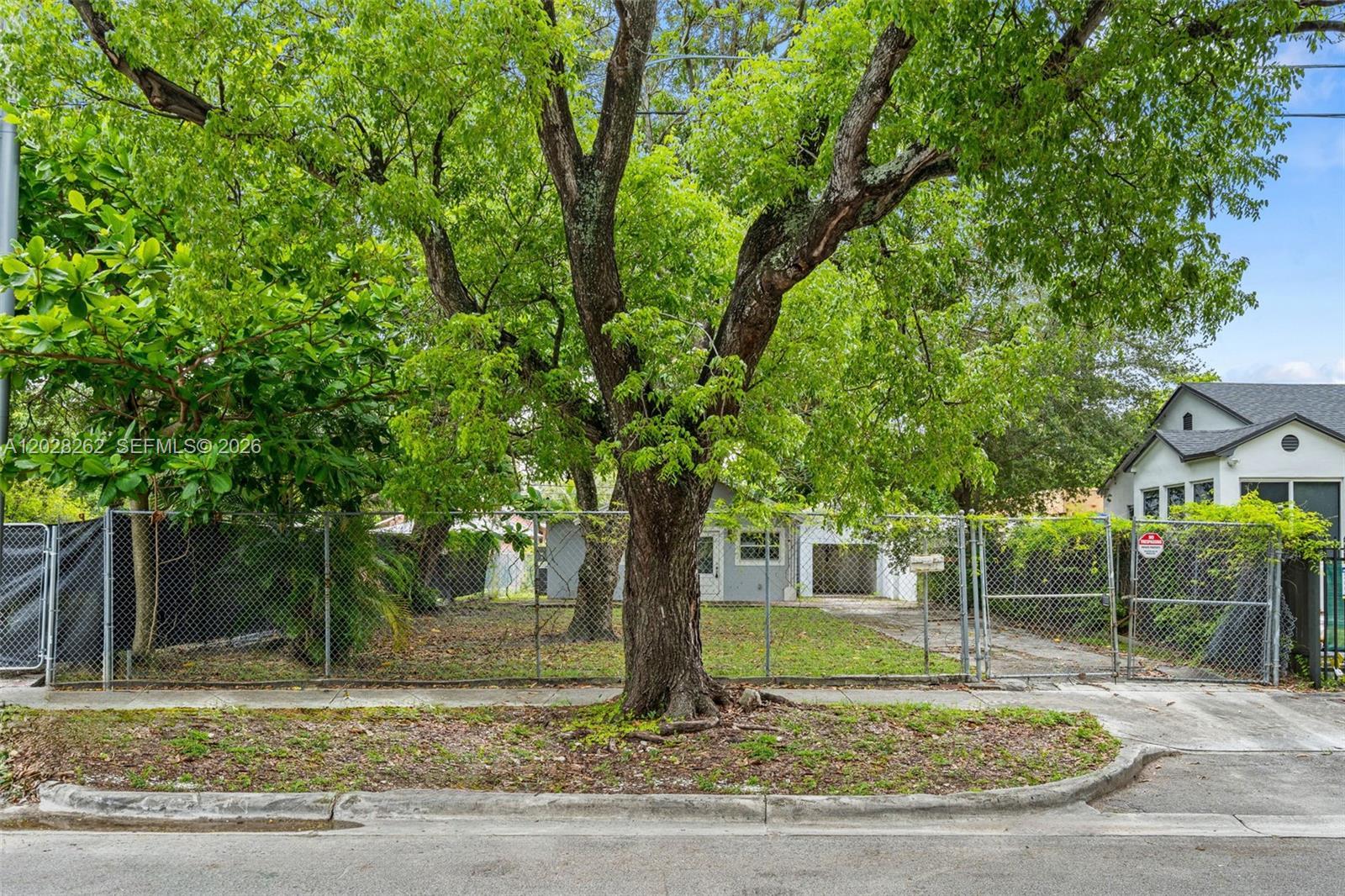 352 NW 41st St, Miami FL 33127 photo 2