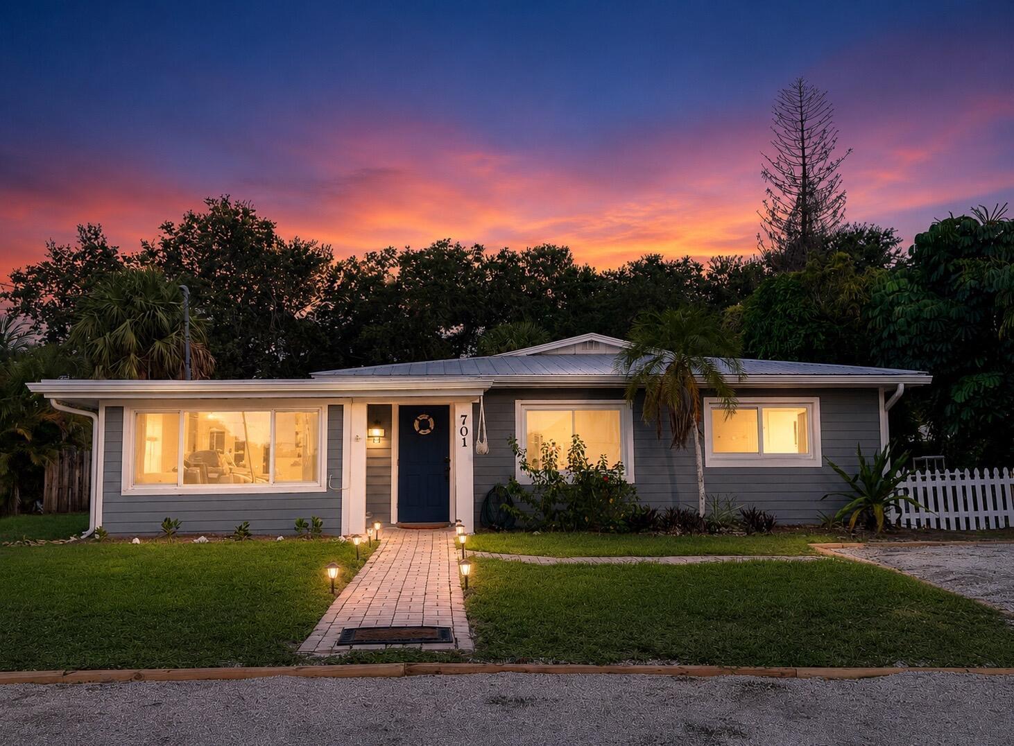 701 SW Bryant Avenue, Stuart FL 34994 photo 2