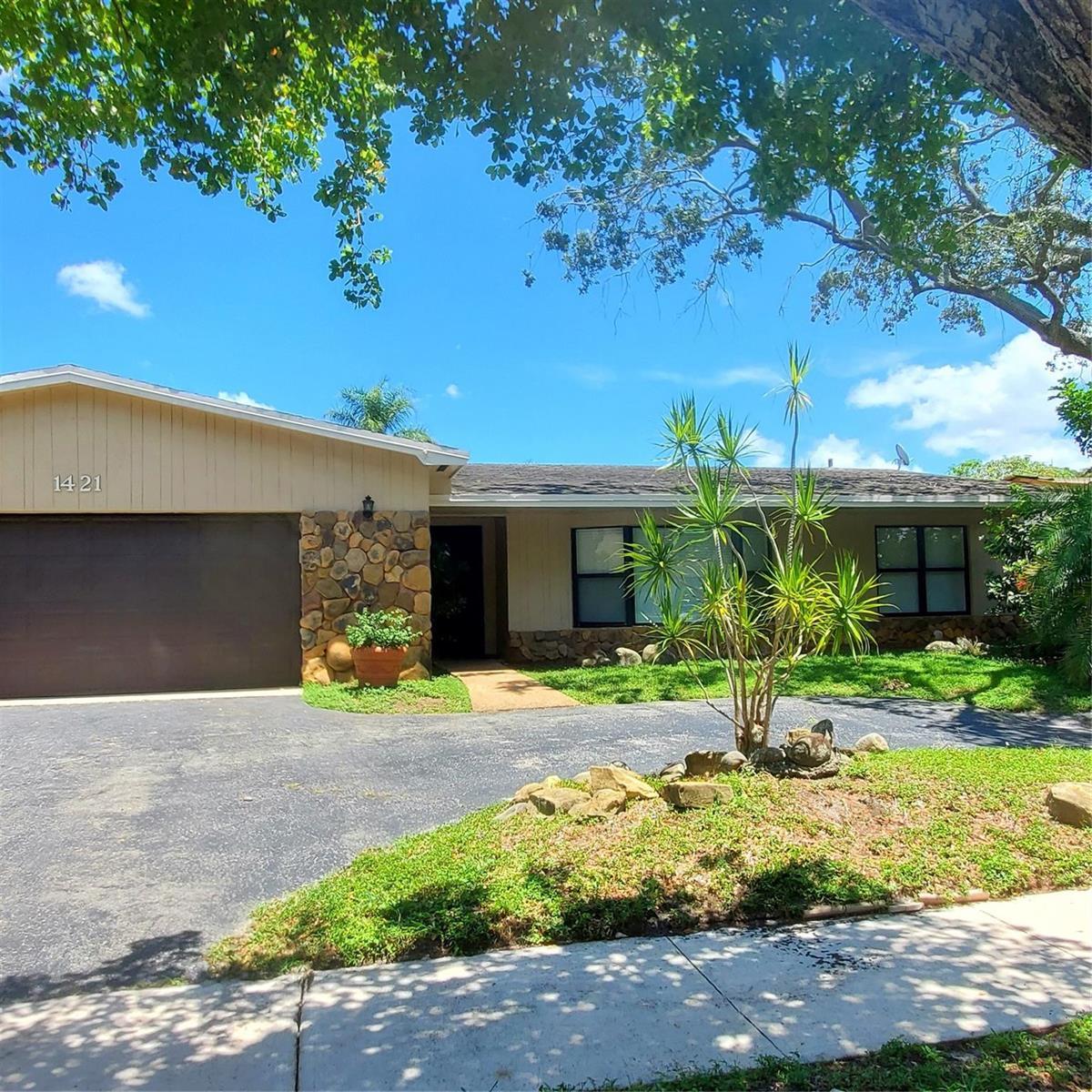1421 NW 114th Avenue, Pembroke Pines FL 33026 photo 2
