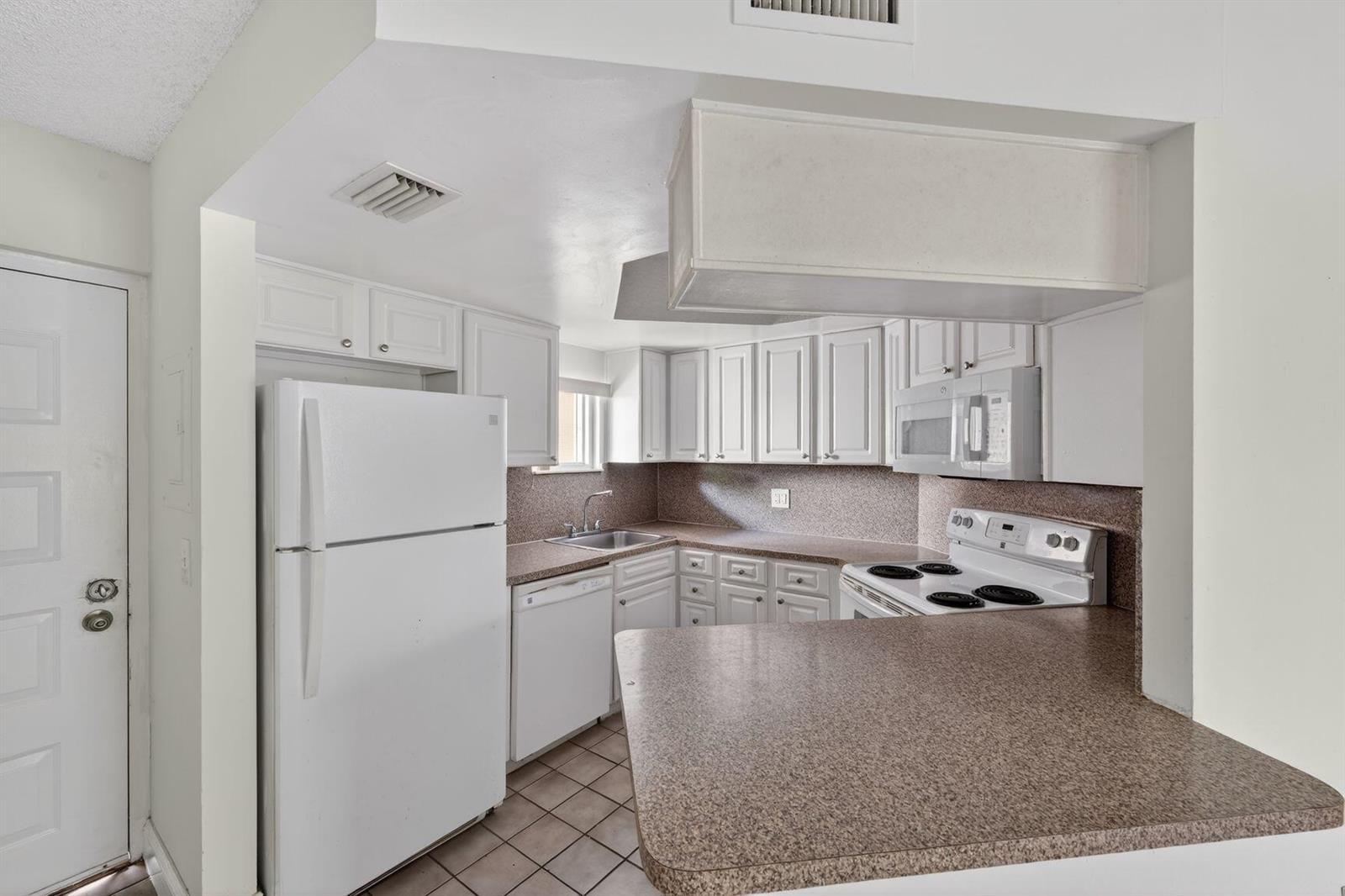 8373 Lake Drive Apt 307, Doral FL 33166 photo 4