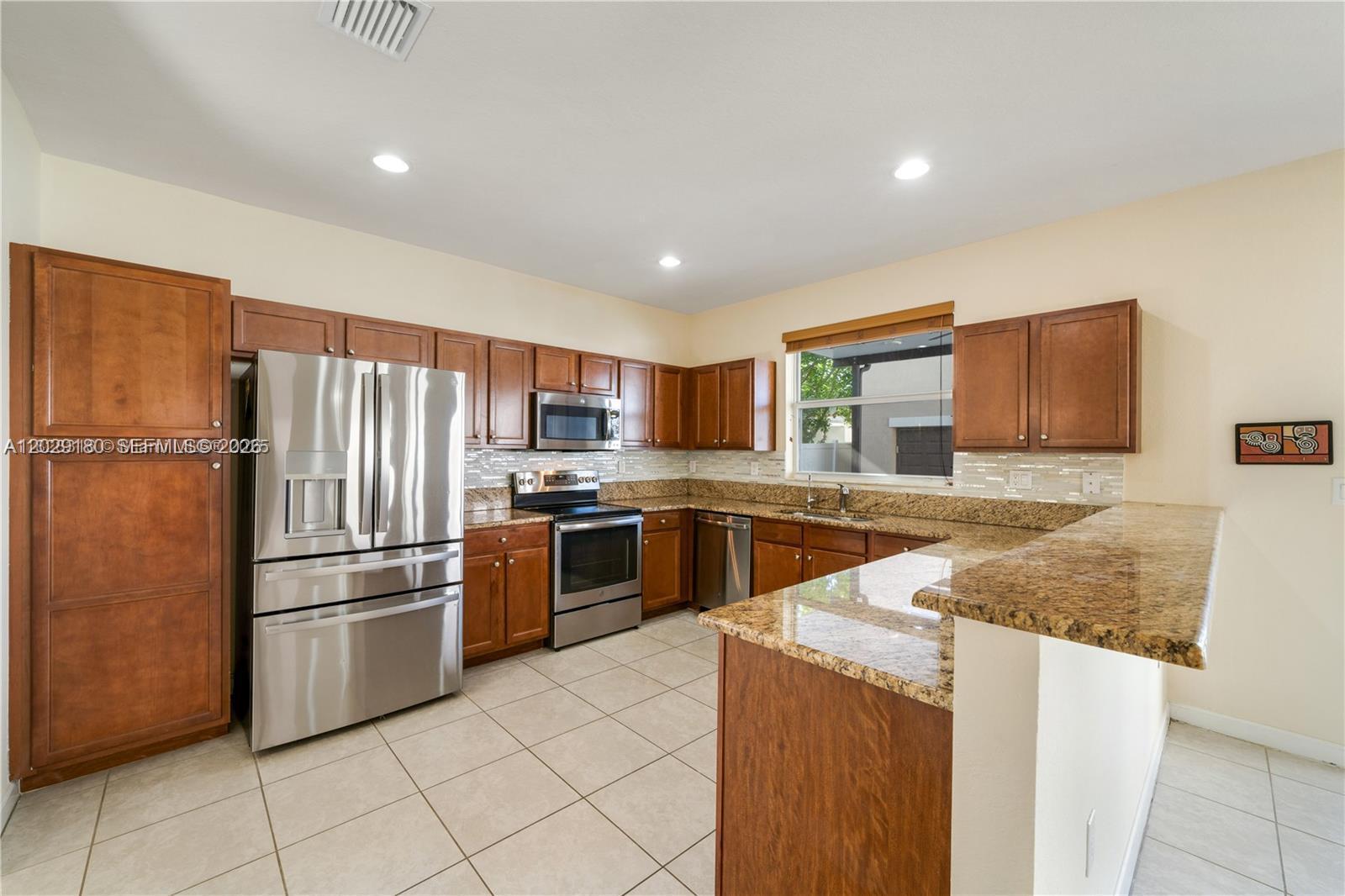 16946 SW 90th Terrace Circle, Miami FL 33196 photo 3