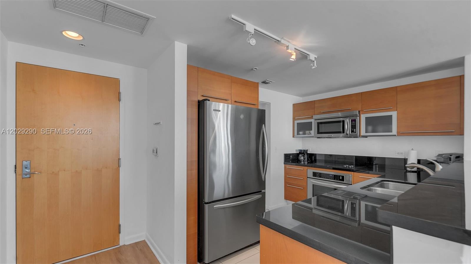 253 NE 2nd St # 2902, Miami FL 33132 photo 4