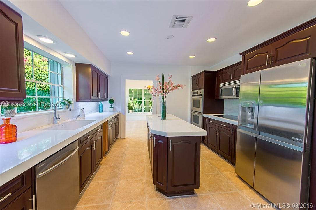 931 Placetas Ave, Coral Gables FL 33146 photo 4