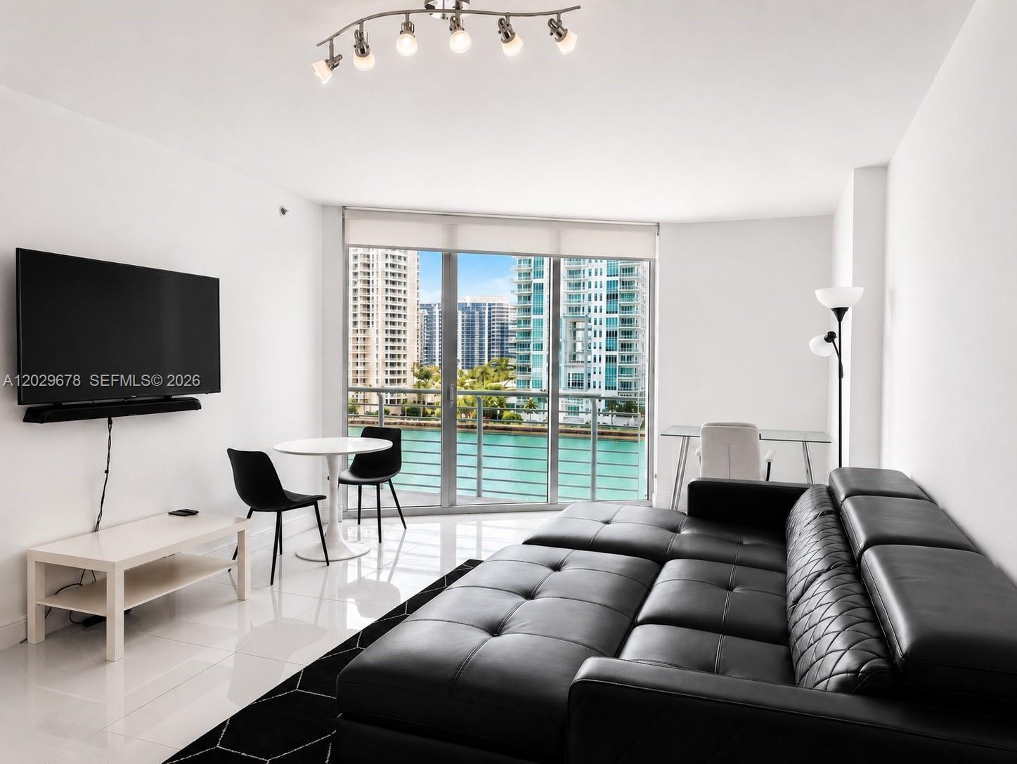 325 S Biscayne Blvd # 717, Miami FL 33131 photo 2