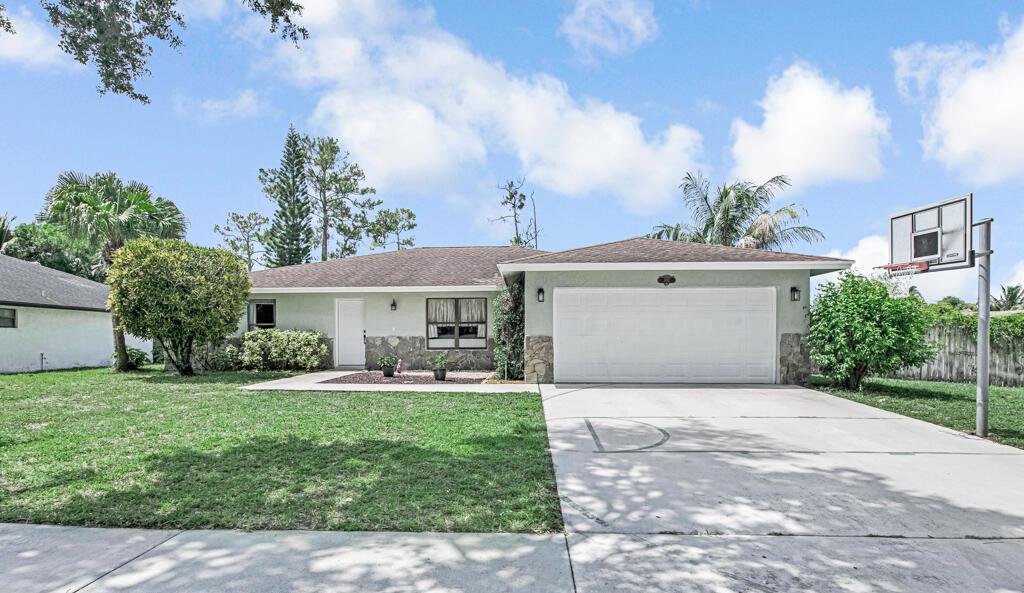 100 Greenwood Court, Royal Palm Beach FL 33411
