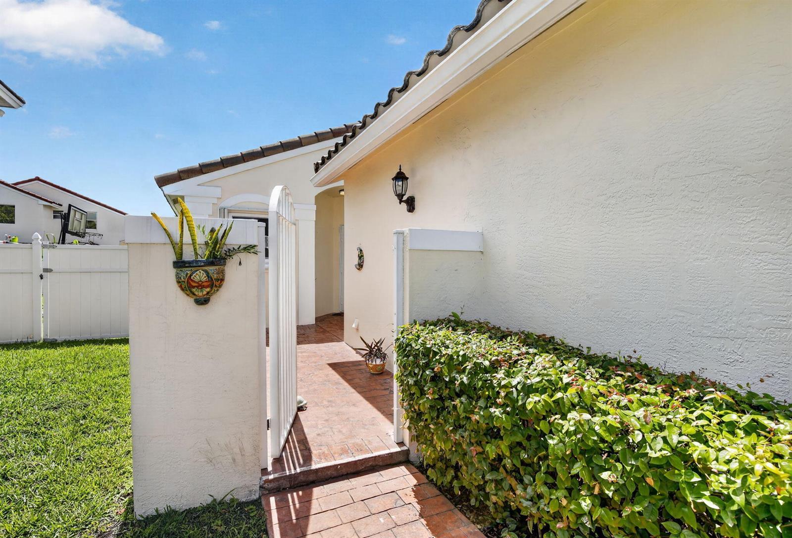 327 SW 191st Terrace, Pembroke Pines FL 33029 photo 4