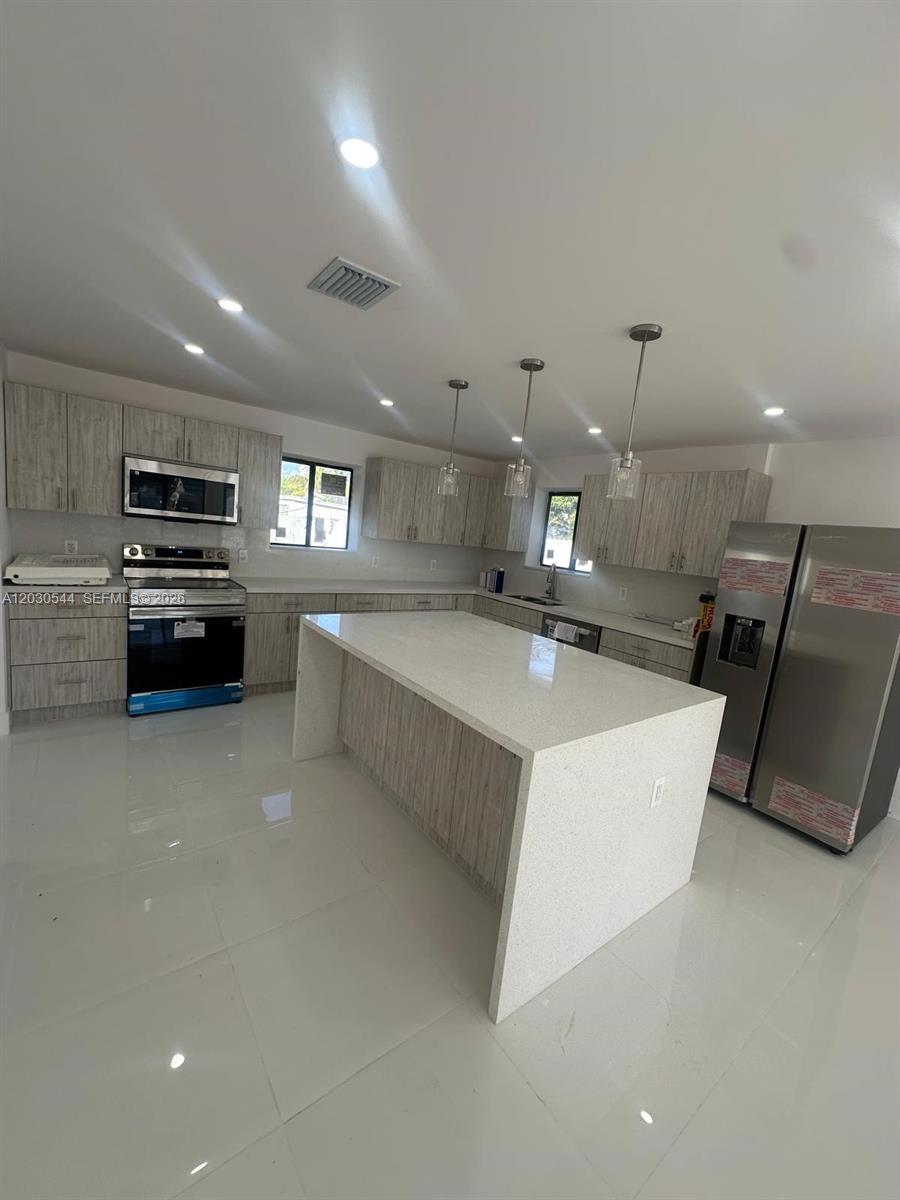 2041 NW 190th Ter, Miami Gardens FL 33056 photo 4