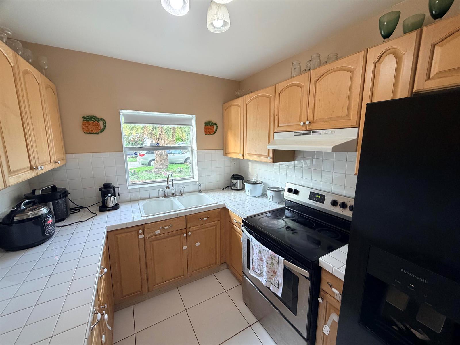 208 NW Avenue H Place, Belle Glade FL 33430 photo 3