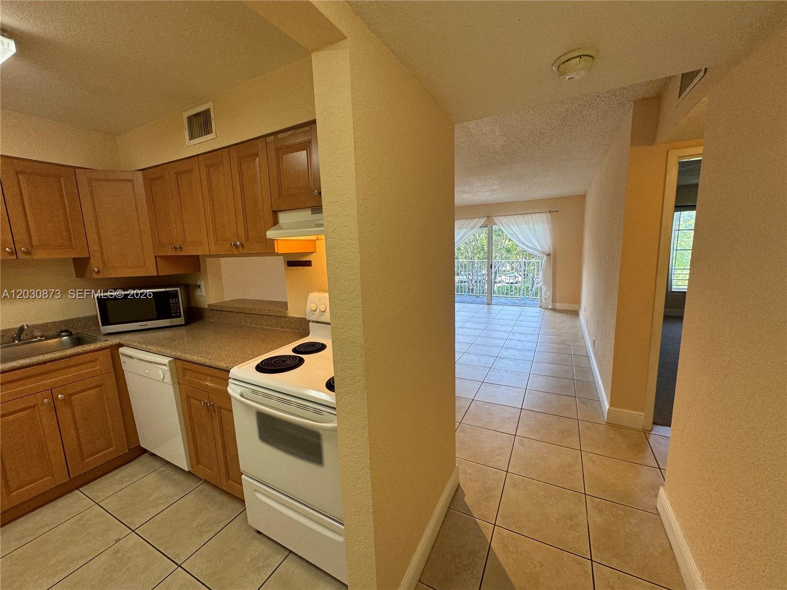 5201 Geneva Way # 308, Doral FL 33166 photo 2