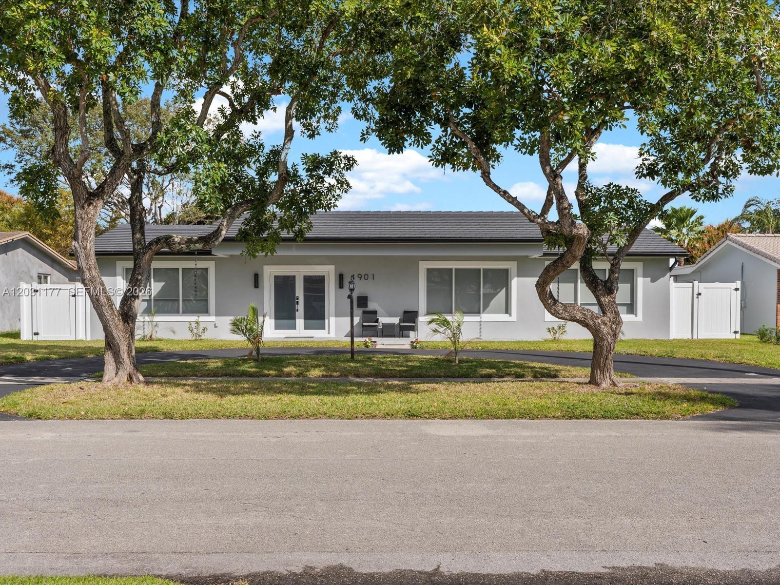 4901 Grant St, Hollywood FL 33021 photo 2