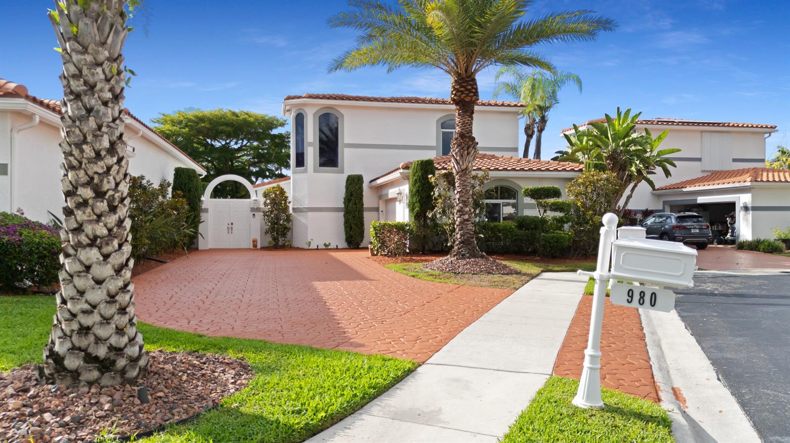 980 Bel Aire Drive West, Pembroke Pines FL 33027 photo 2