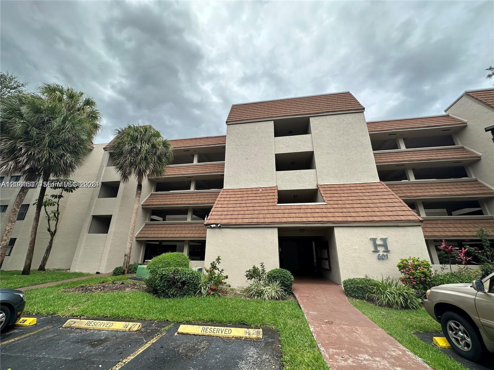 601 Ives Dairy Rd # 8, Miami FL 33179 photo 2