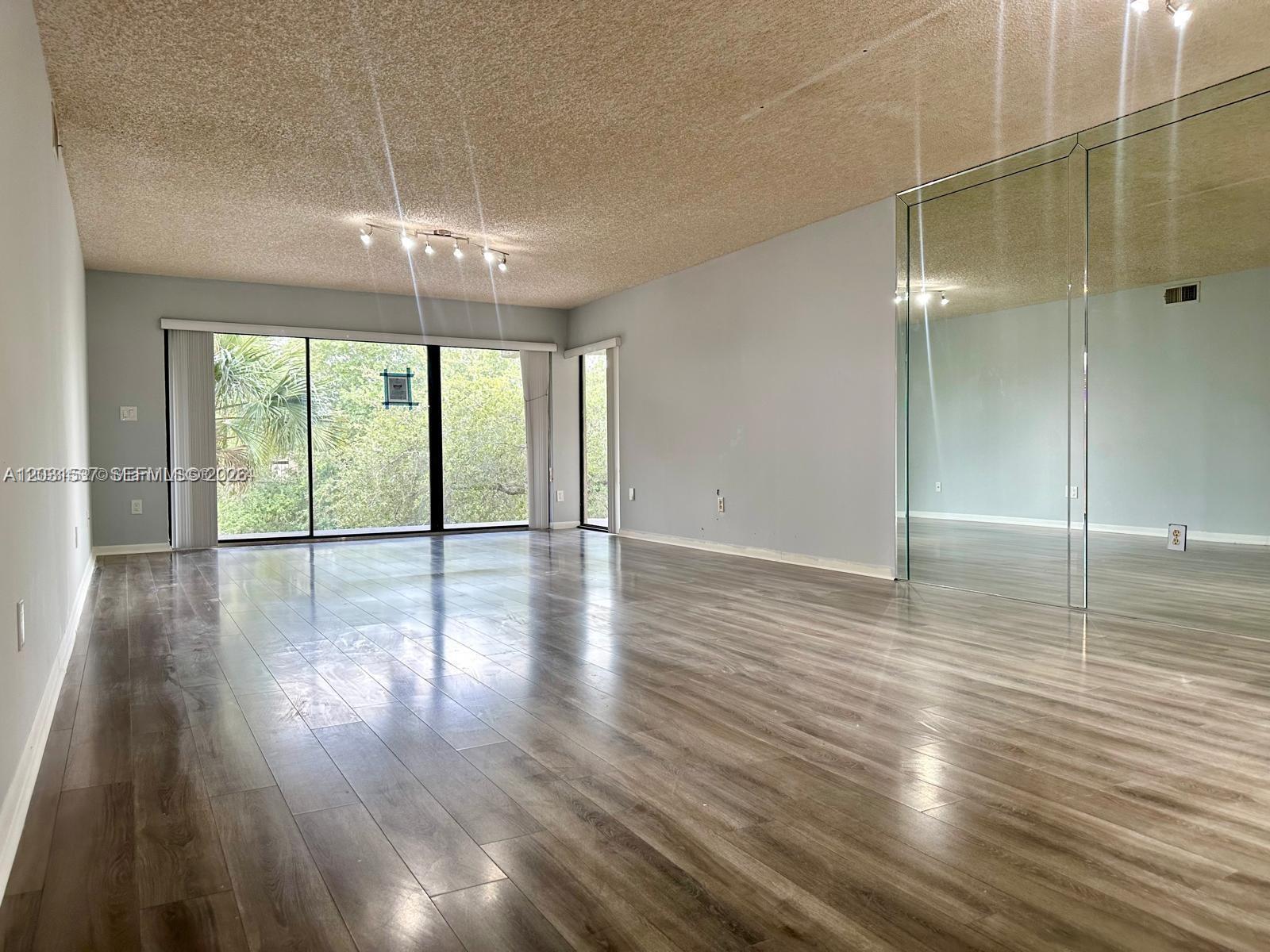 601 Ives Dairy Rd # 8, Miami FL 33179 photo 5