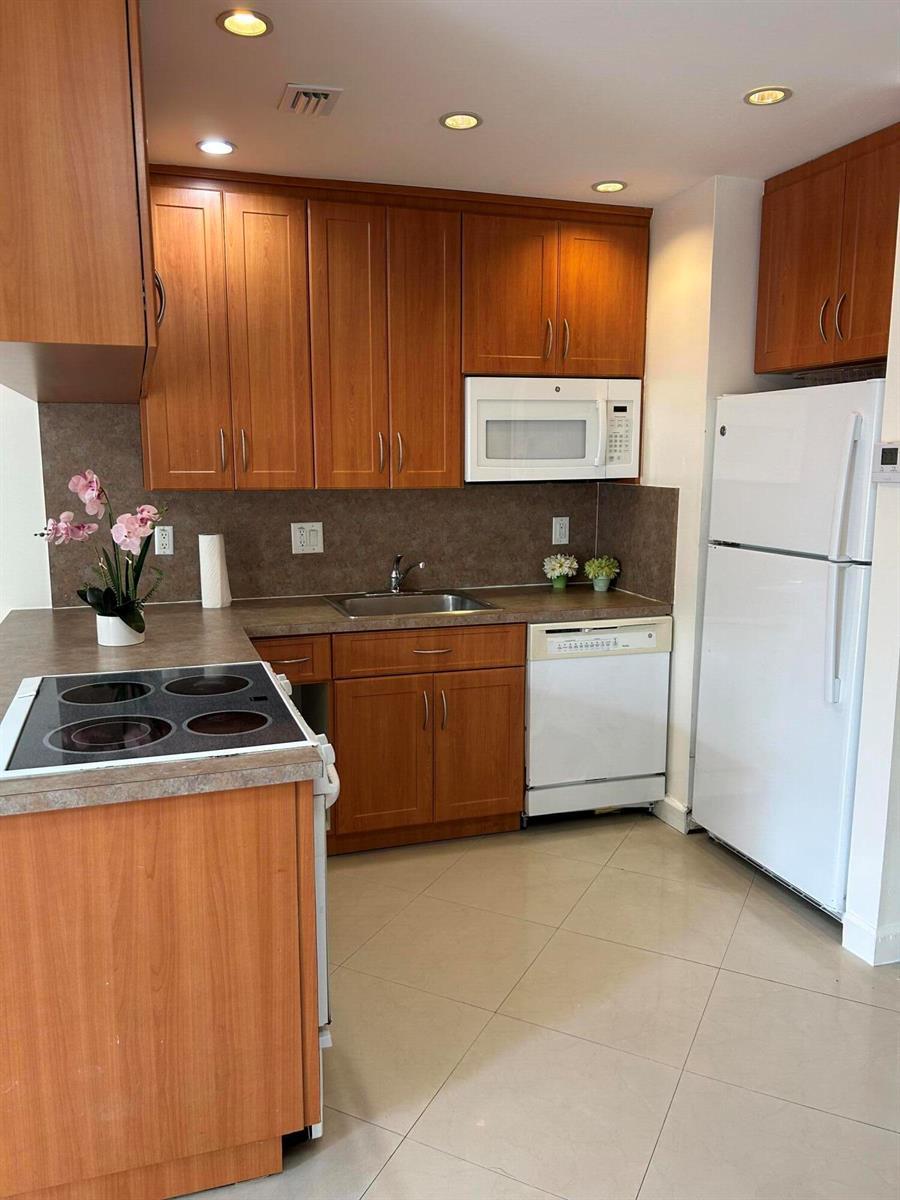 210 SE 9th Street # 1, Hallandale Beach FL 33009 photo 2
