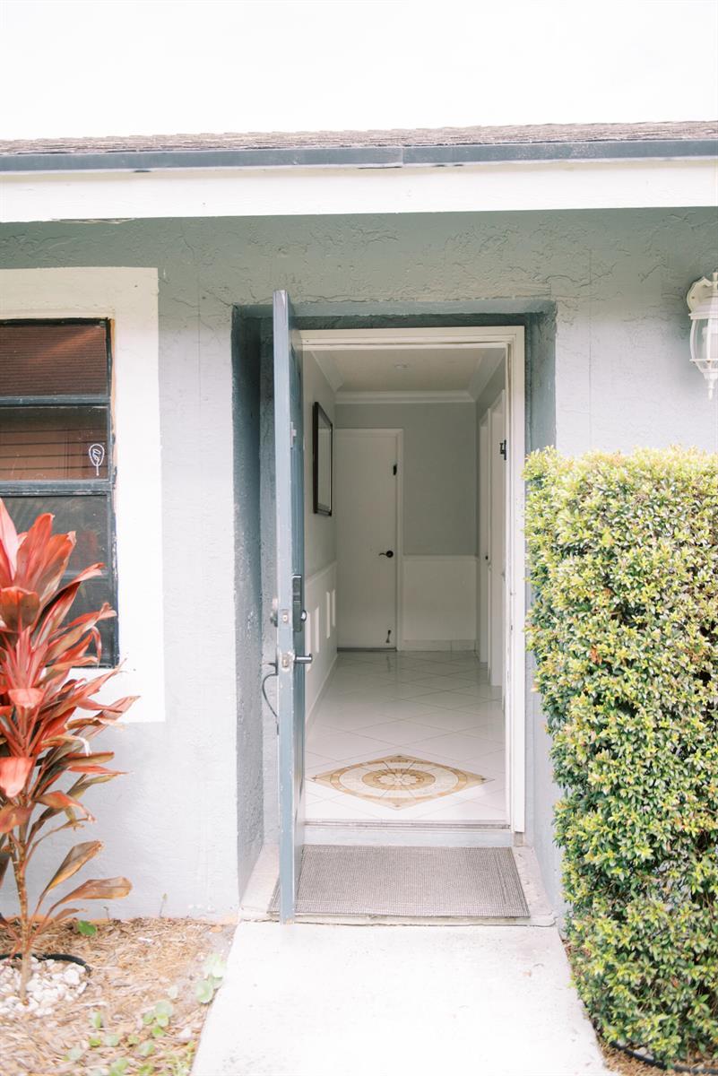 1423 Summit Run Circle, West Palm Beach FL 33415 photo 4