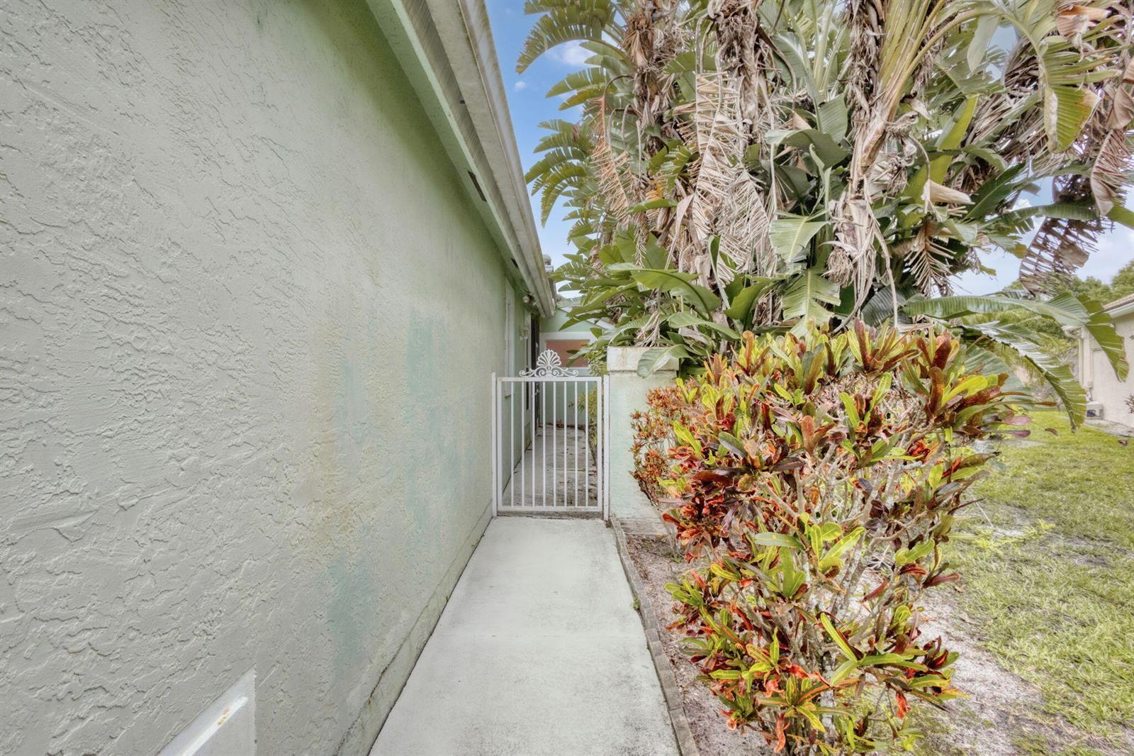 2860 Waters Edge Circle, FL 33413 photo 2