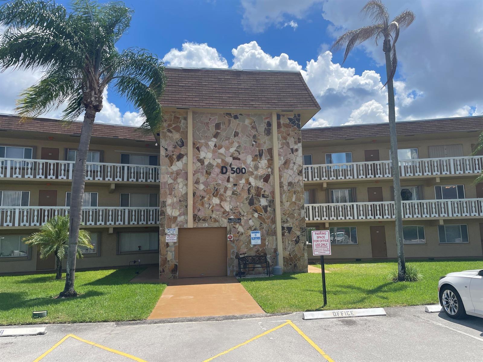 500 W Village Green Cir Circle W # 212, Palm Springs FL 33461