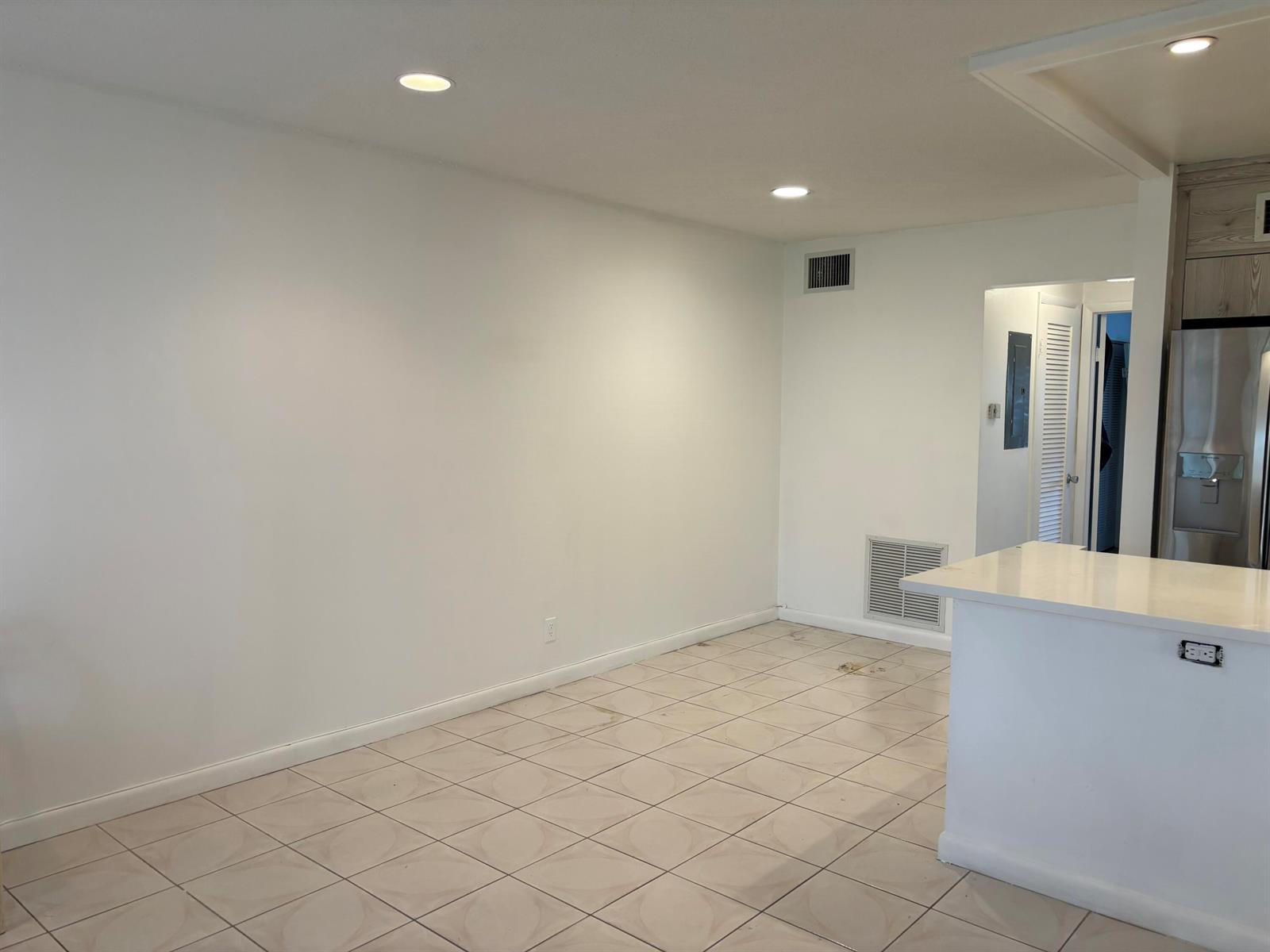 223 Coventry J, West Palm Beach FL 33417 photo 3