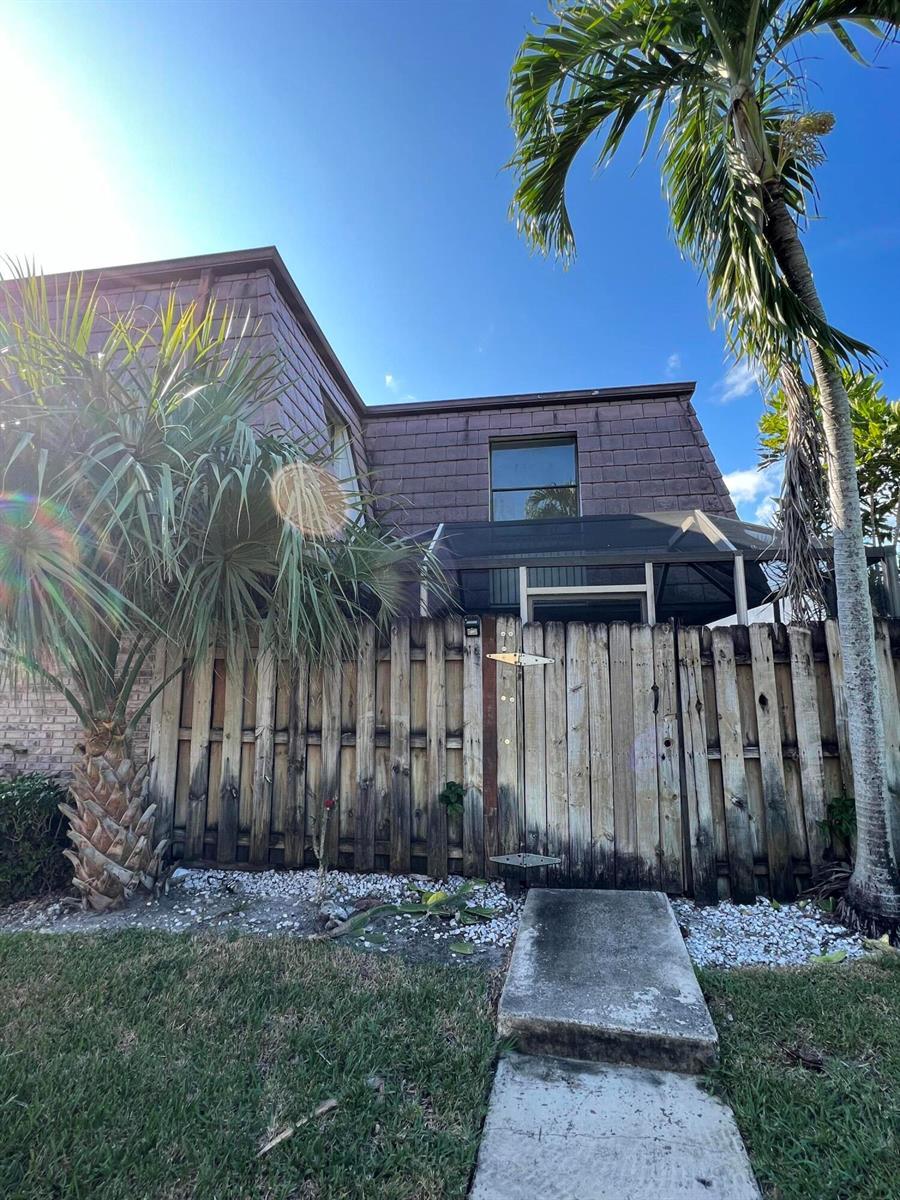 7482 E Courtyard Run E, Boca Raton FL 33433
