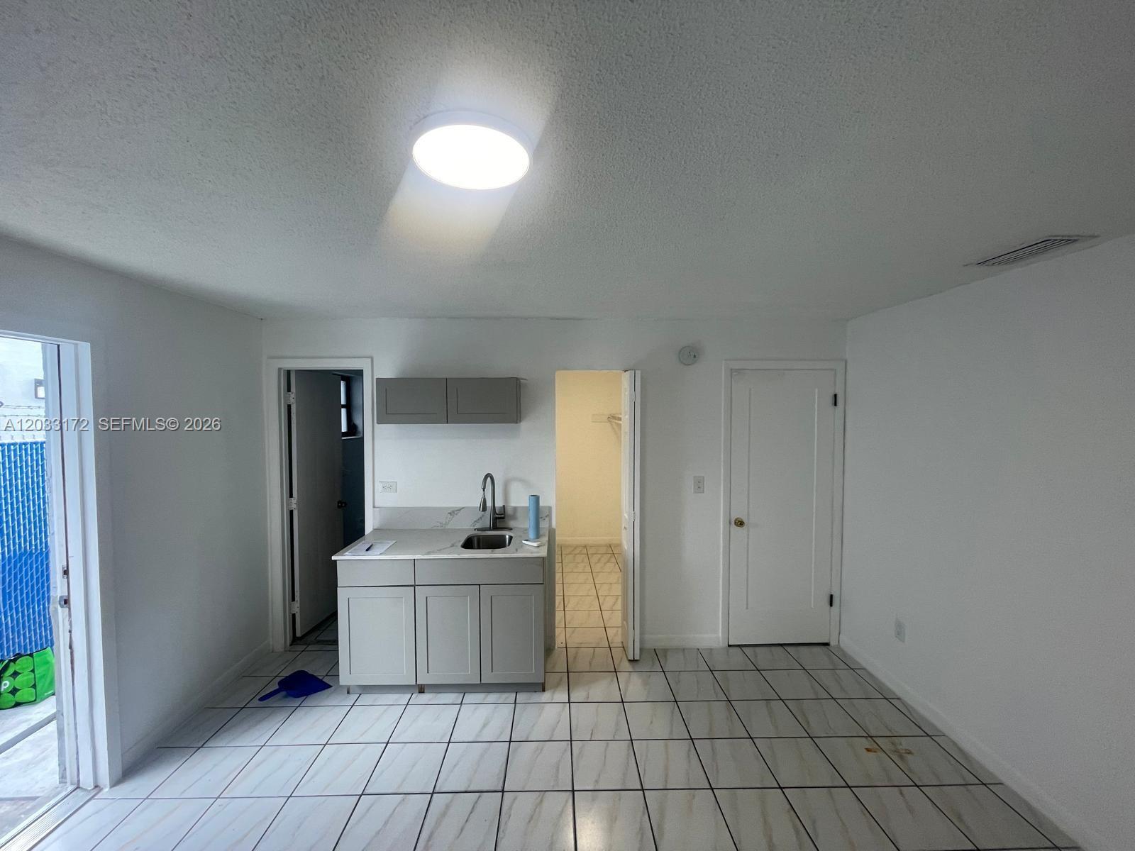 1717 NW 16th St # B, Miami FL 33125