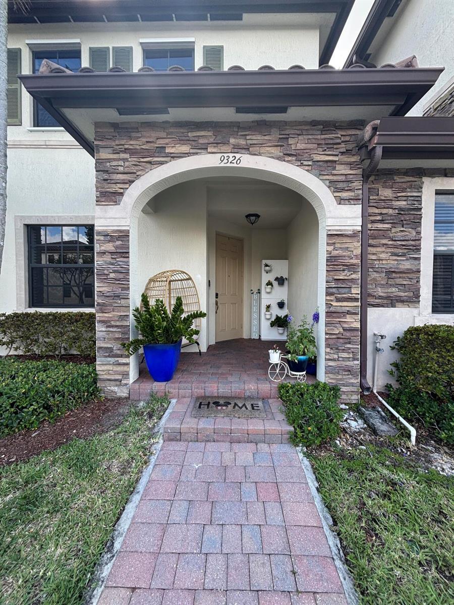 9326 W 33rd Lane, Hialeah FL 33018 photo 2
