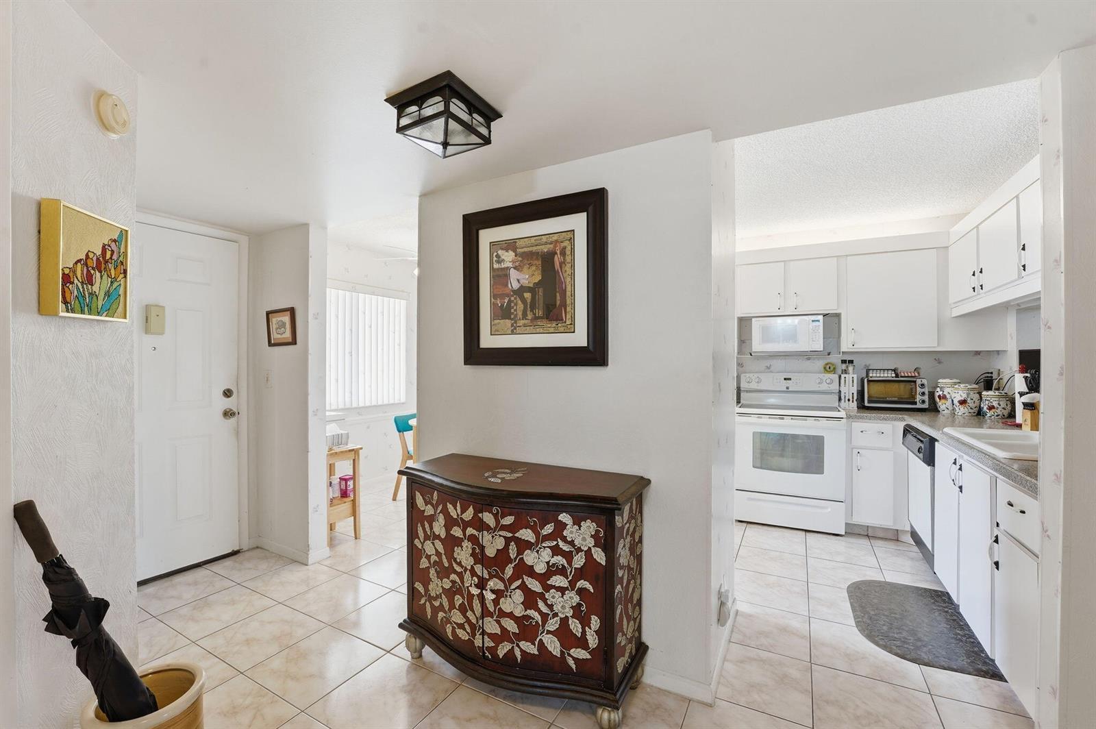 3146 Via Poinciana # 307, Lake Worth FL 33467 photo 2