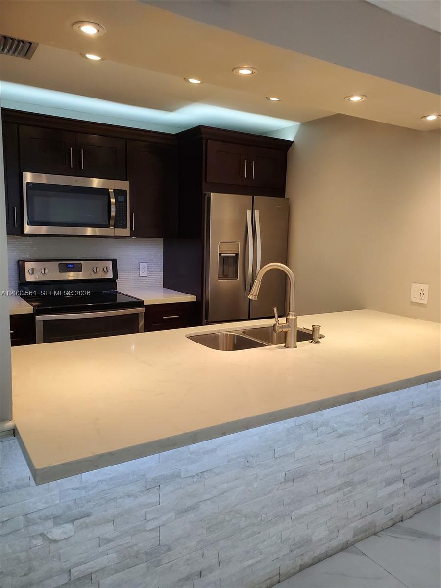 8160 Geneva Ct # 303, Doral FL 33166 photo 2