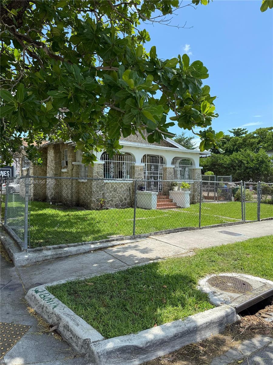 1269 NW 4th St, Miami FL 33125