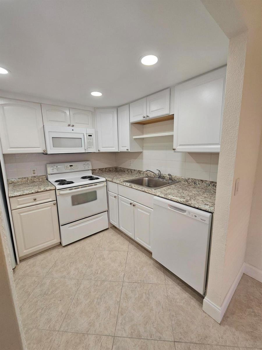 211 E Saxony Lane # 211, Delray Beach FL 33446 photo 5
