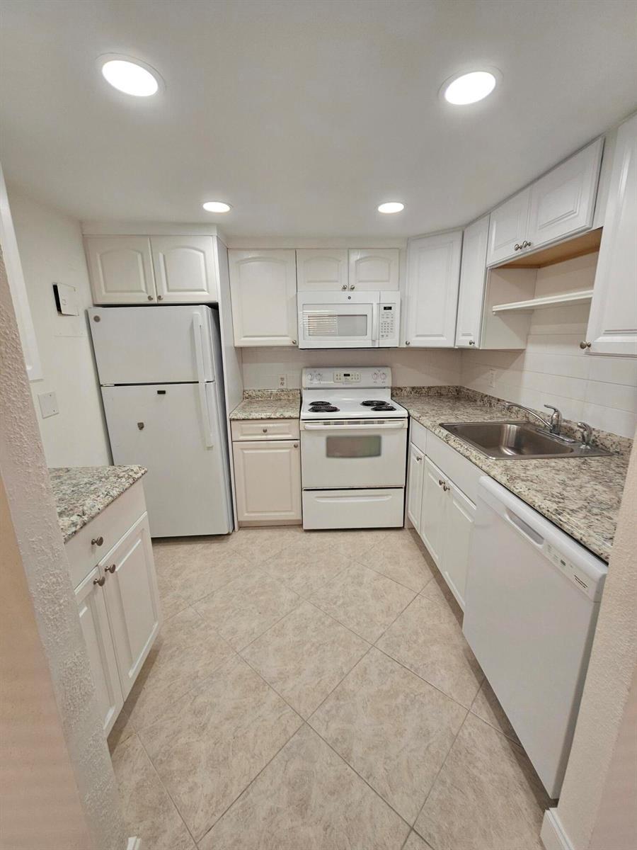 211 E Saxony Lane # 211, Delray Beach FL 33446 photo 4