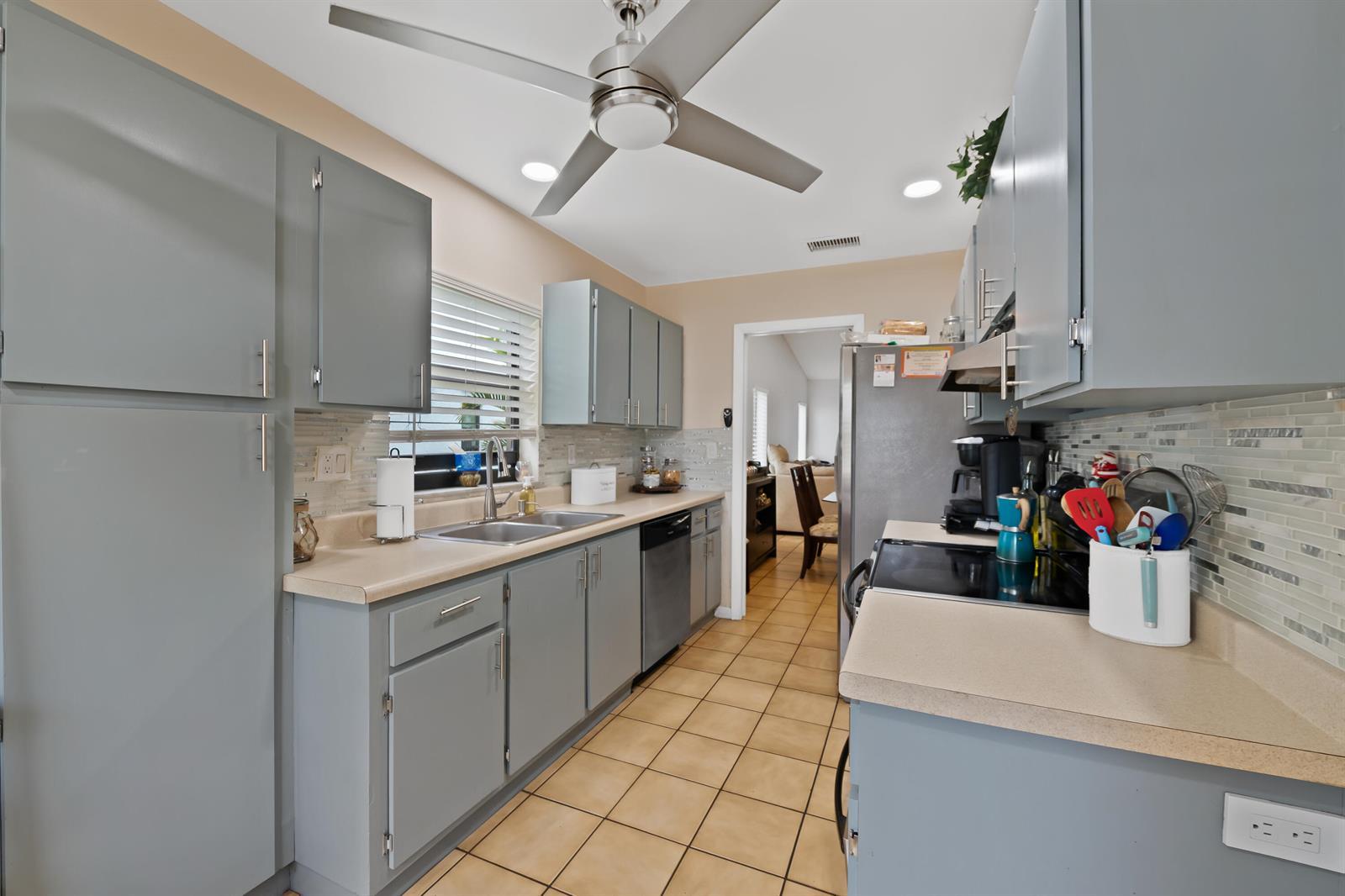 8108 NW 100th Way, Tamarac FL 33321 photo 2
