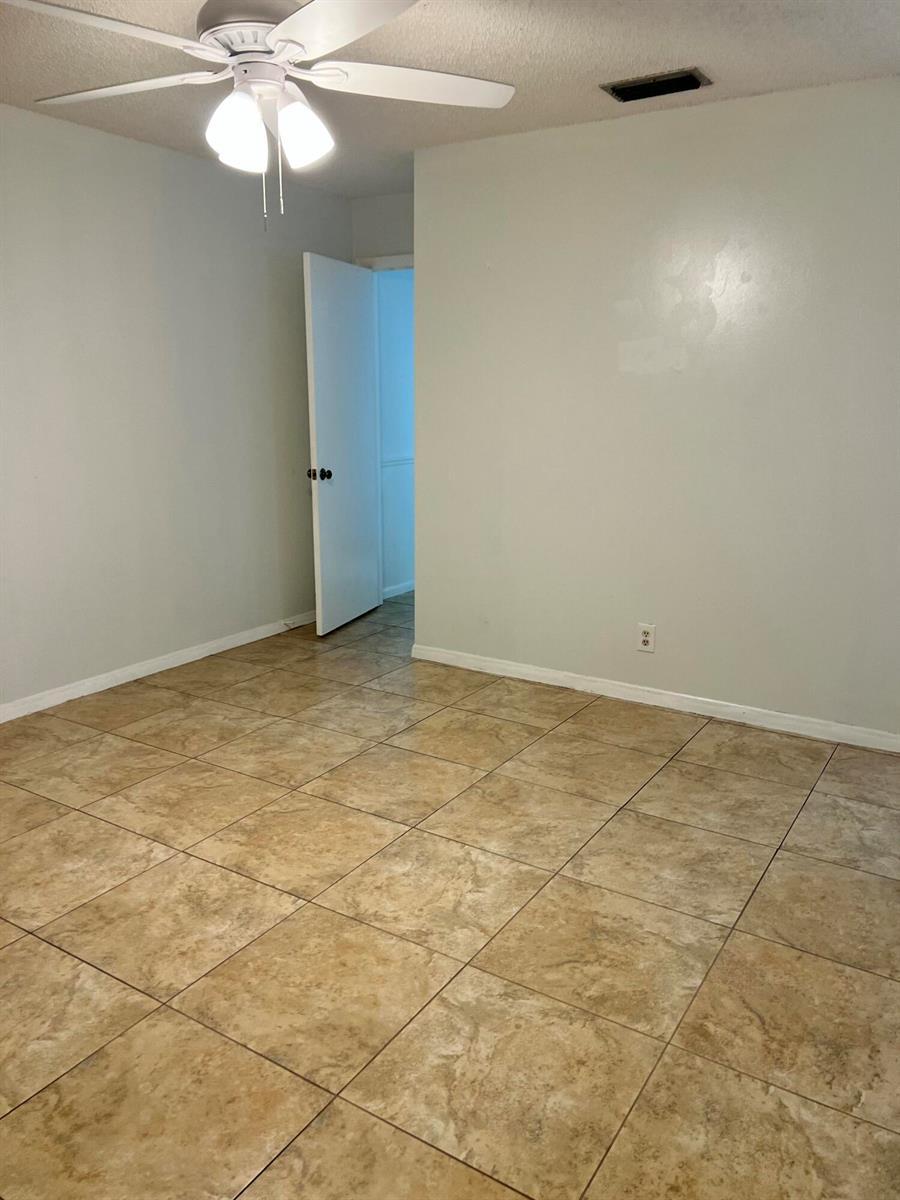 5672 Biscayne Drive S, FL 33463 photo 3