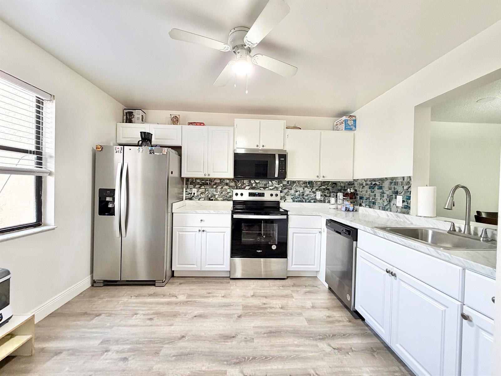 1407 E Lakeview Dr Drive E, Royal Palm Beach FL 33411 photo 2