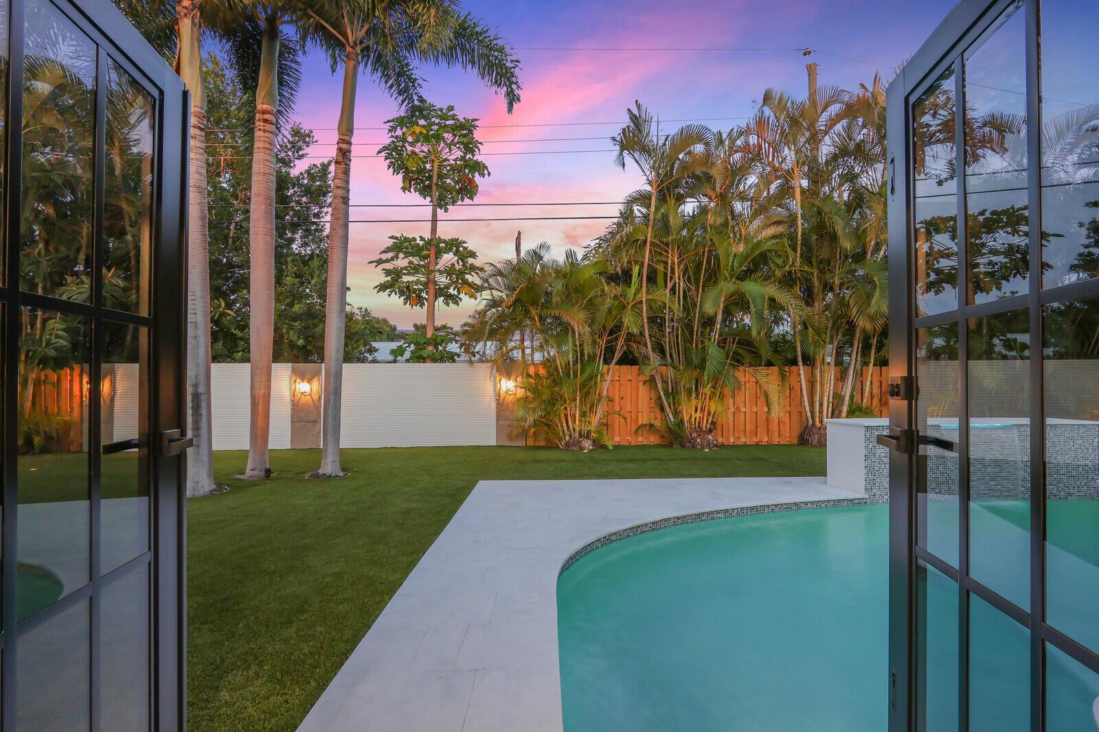 391 W Riverside Drive, Tequesta FL 33469 photo 3