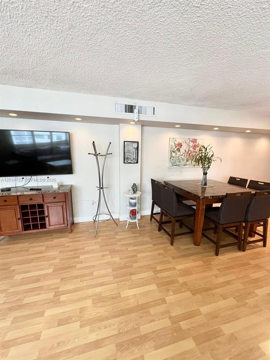 905 Brickell Bay Dr # 1422, Miami FL 33131 photo 2