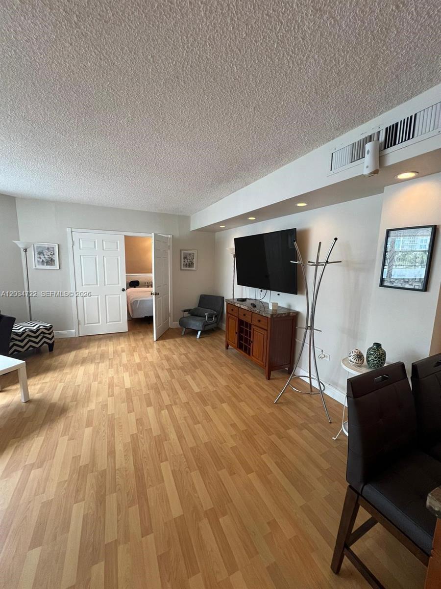 905 Brickell Bay Dr # 1422, Miami FL 33131 photo 3