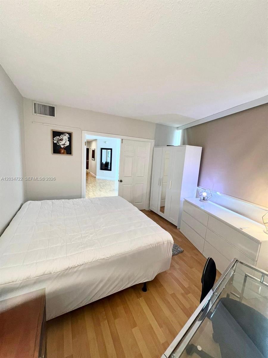 905 Brickell Bay Dr # 1422, Miami FL 33131 photo 5