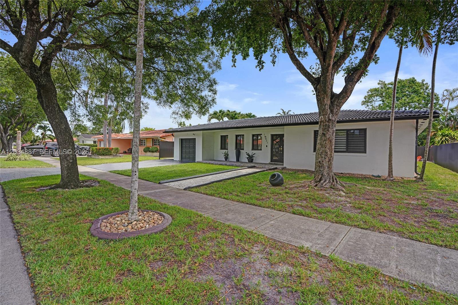 14021 Cypress Ct, Miami Lakes FL 33014 photo 2