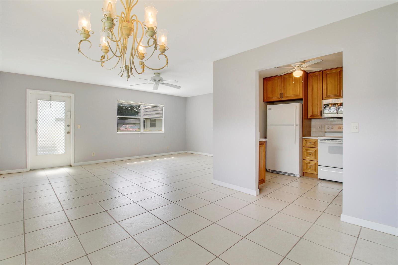 175 Valencia H, Delray Beach FL 33446 photo 2