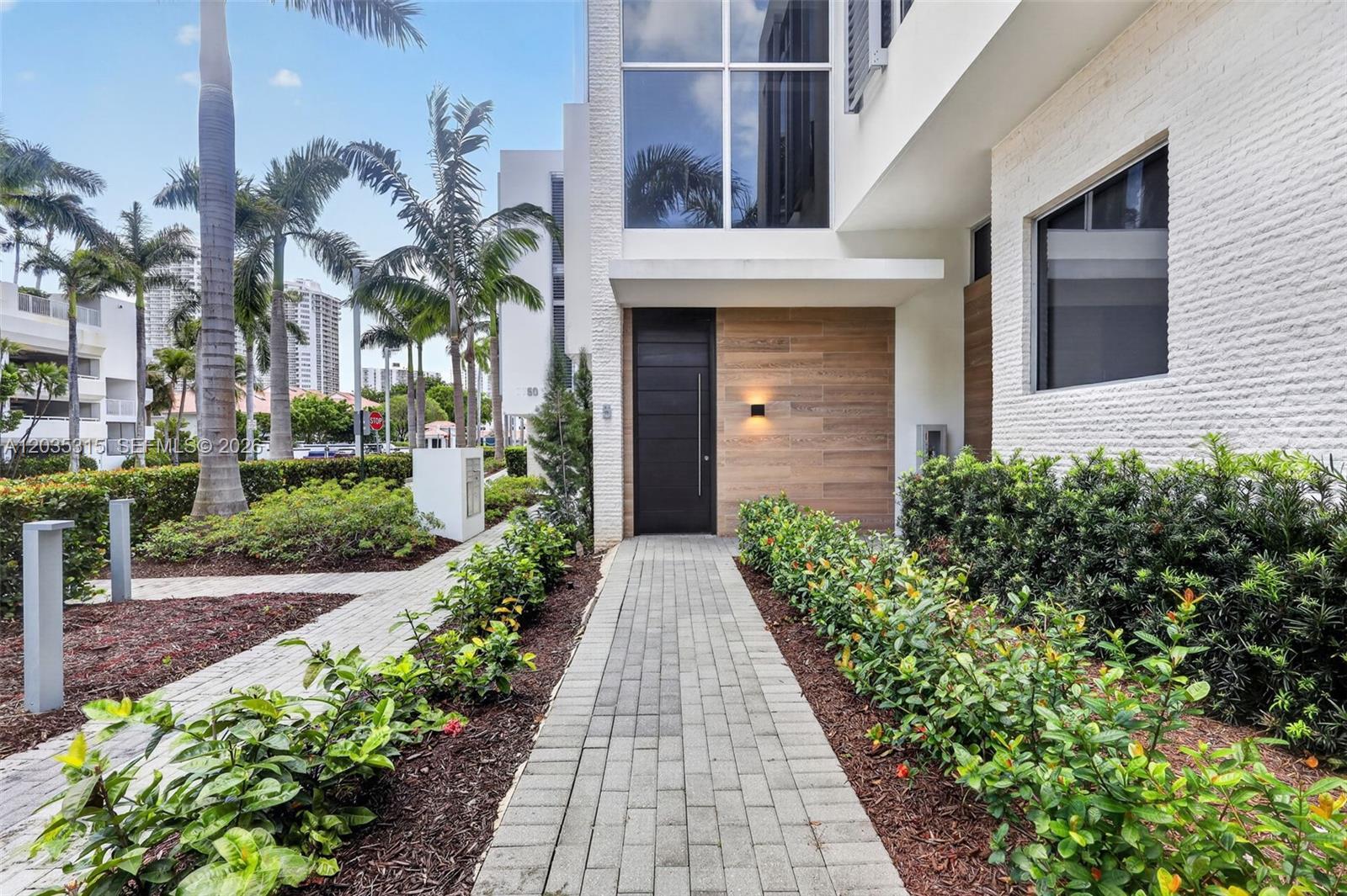 3750 Yacht Club Dr, Aventura FL 33180