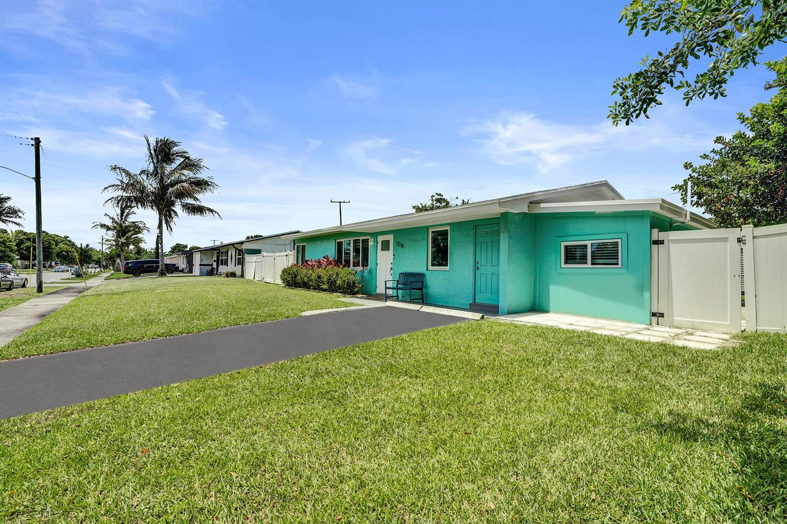 1218 SW 22nd Avenue, Delray Beach FL 33445 photo 2
