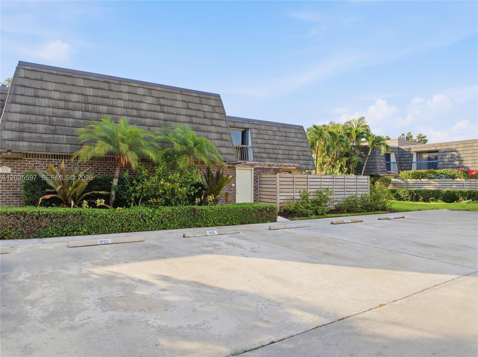 909 9th Ter, Palm Beach Gardens FL 33418 photo 2