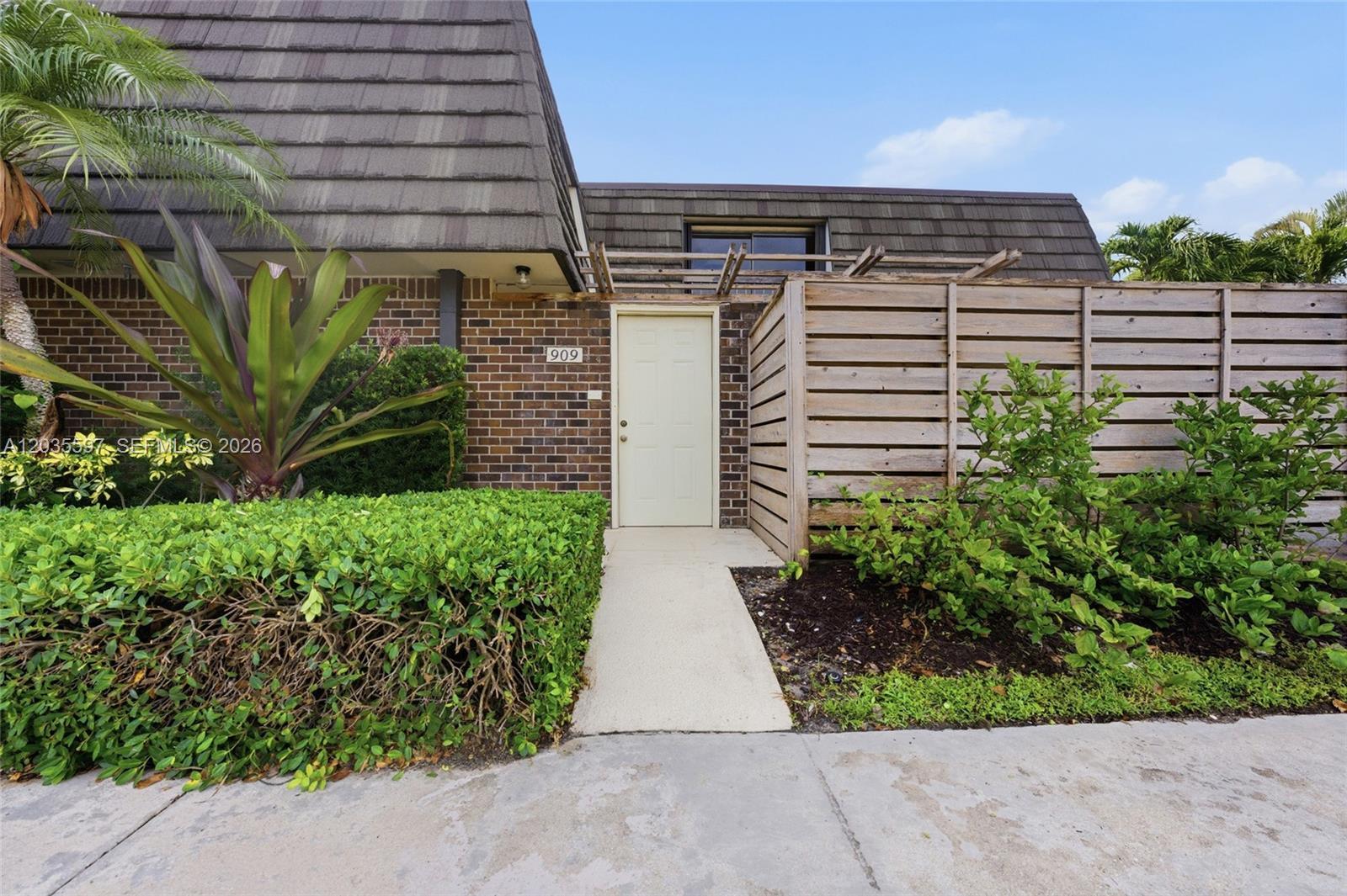 909 9th Ter, Palm Beach Gardens FL 33418