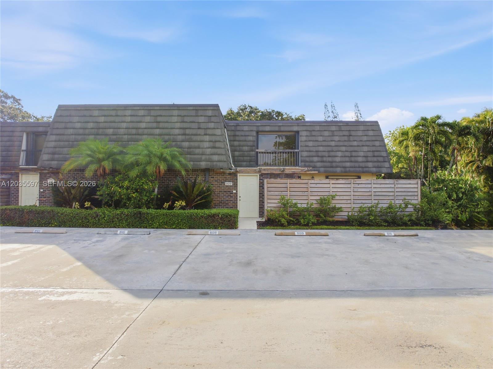 909 9th Ter, Palm Beach Gardens FL 33418 photo 4