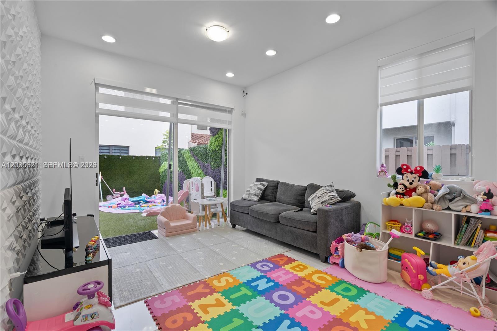 10294 NW 71st Ter, Doral FL 33178 photo 2