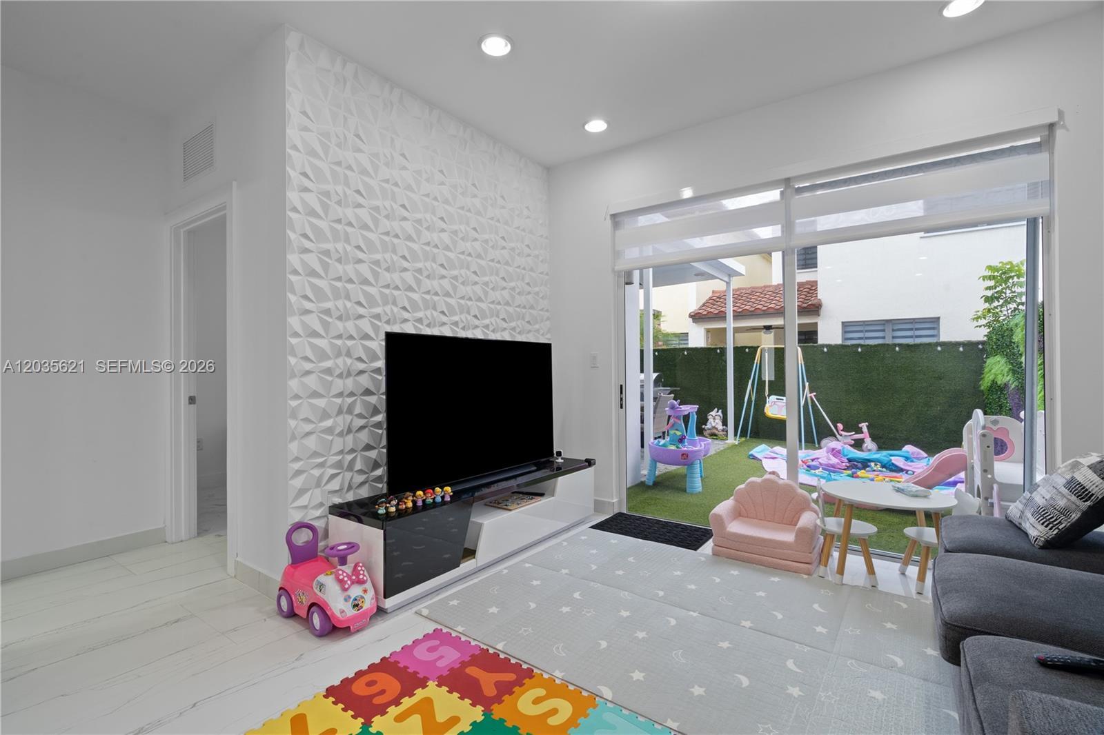 10294 NW 71st Ter, Doral FL 33178 photo 3