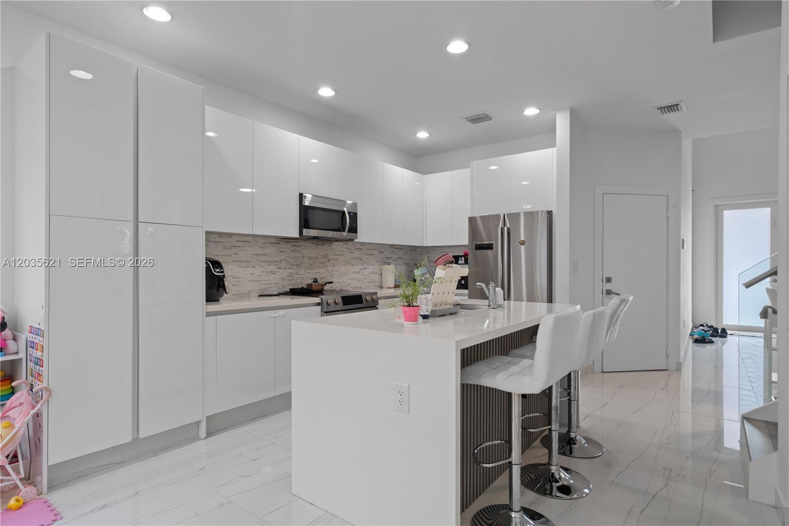 10294 NW 71st Ter, Doral FL 33178 photo 4
