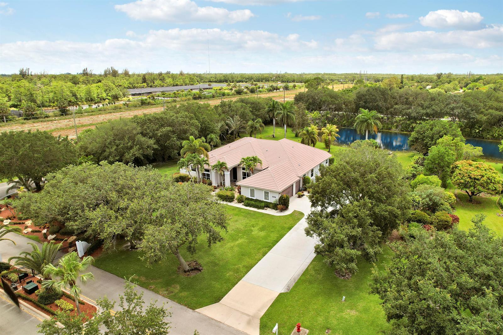 5835 Lago Del Sol Drive, Lake Worth FL 33449 photo 2