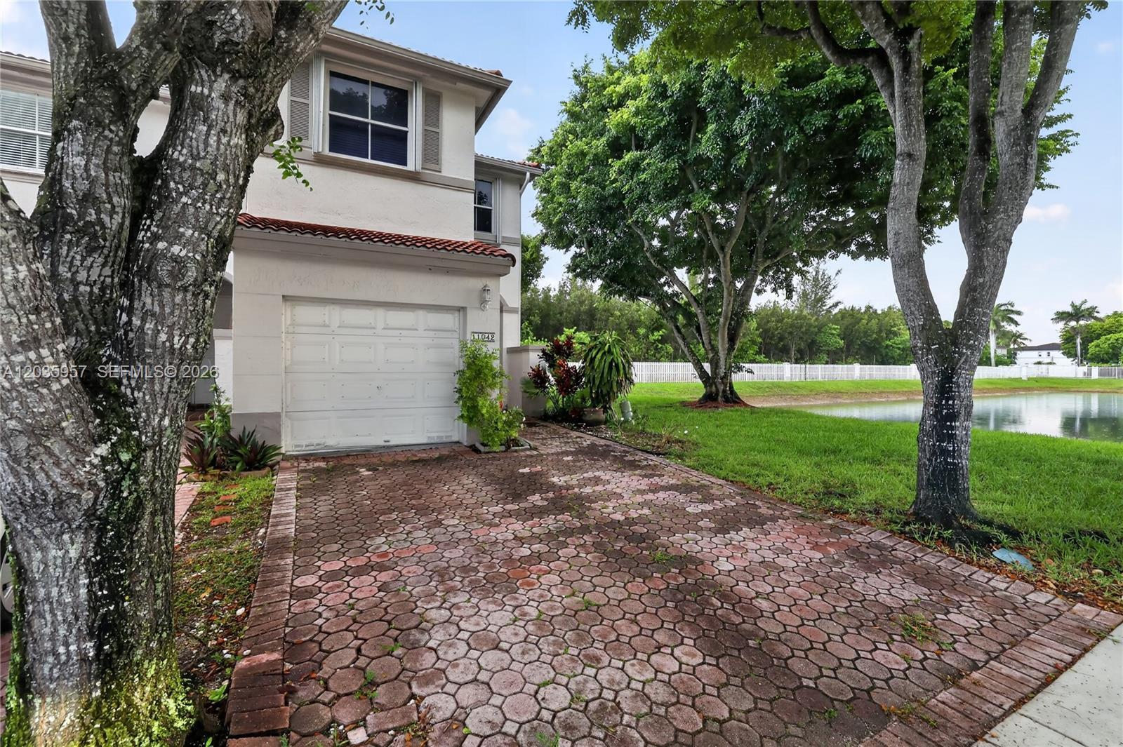 11042 NW 43rd Ter, Doral FL 33178 photo 2