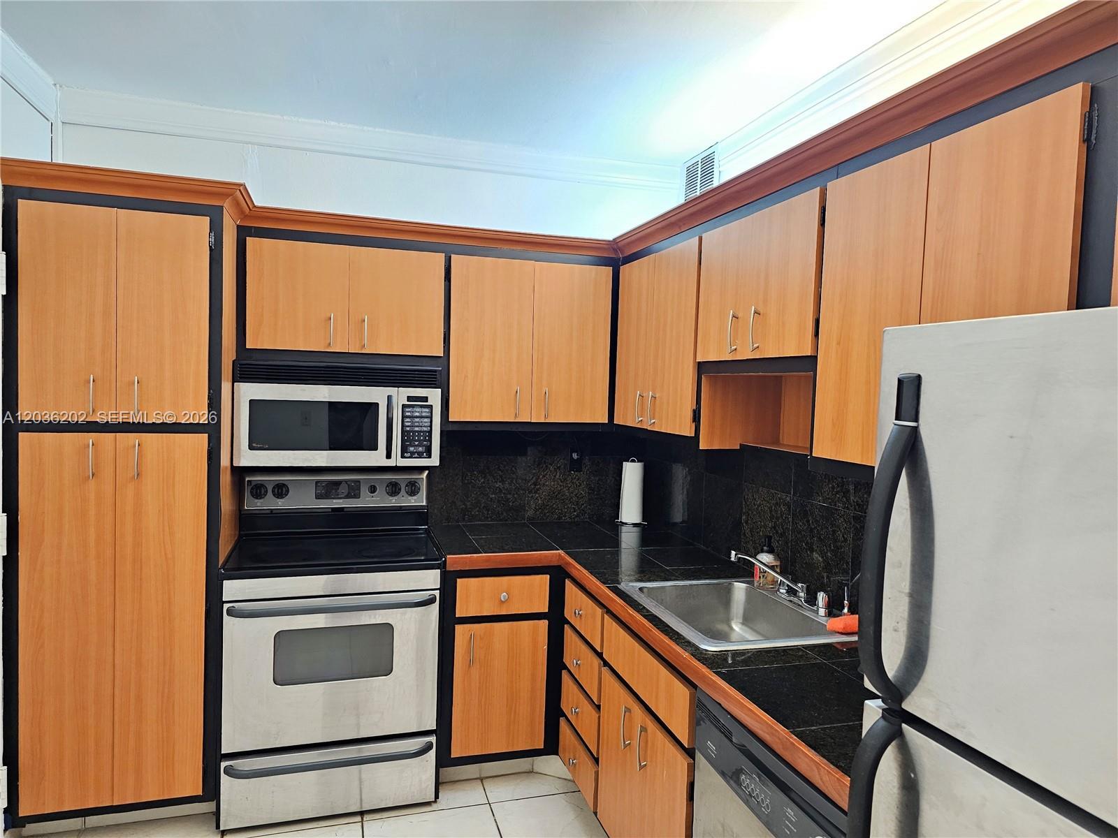Hallandale Beach, FL 33009 photo 3